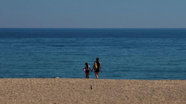 Varias personas disfrutan de la playa de El Masnou, en Barcelona / EFE