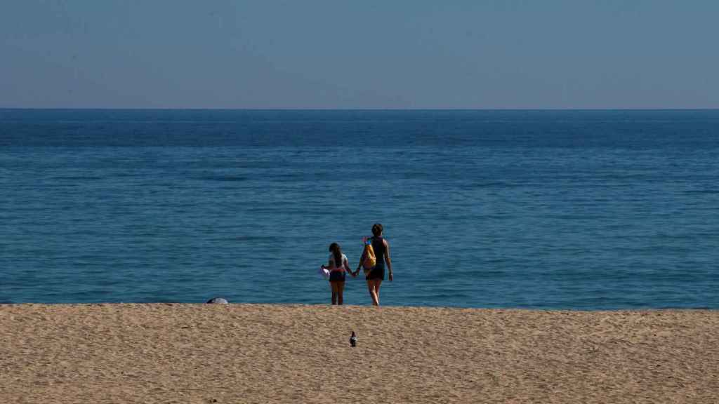 Vàries persones gaudeixen de la platja del Masnou, a Barcelona / EFE