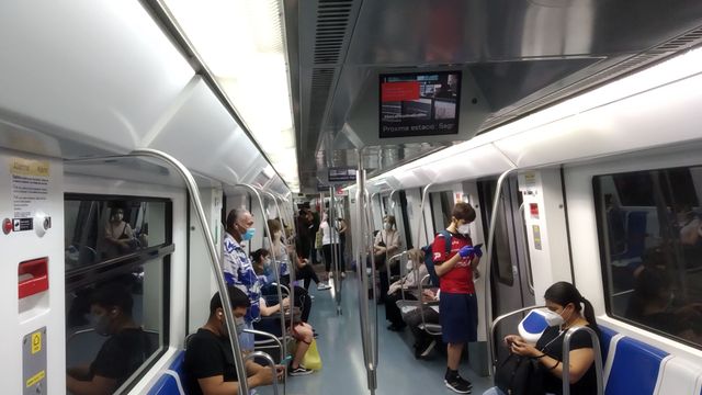 Un grupo de pasajeros en el metro de Barcelona, este viernes / JORDI SUBIRANA