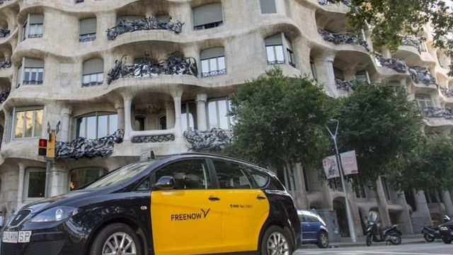 Un taxi circula por las calles de Barcelona / EUROPA PRESS