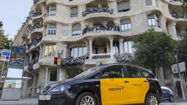 Un taxi circula por las calles de Barcelona / EUROPA PRESS
