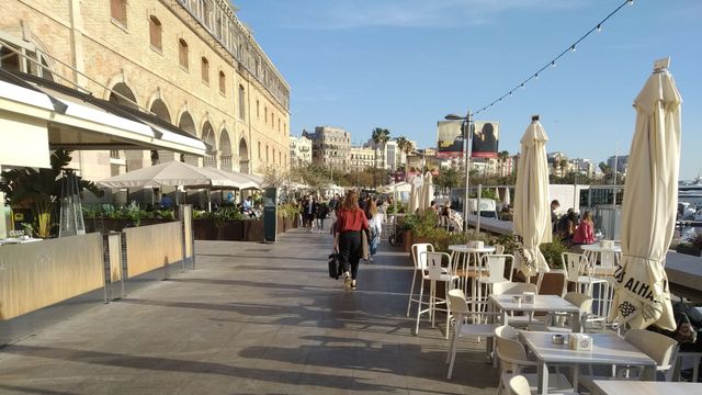 Terrazas en el Port Vell de Barcelona / JORDI SUBIRANA