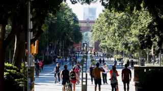 Vecinos de Barcelona pasean por paseo Sant Joan este sábado / EFE