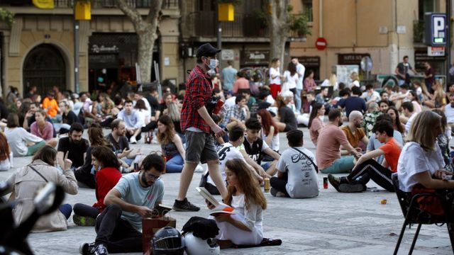 Multitud de jóvenes toman cervezas en la plaza del Sol, en la Vila de Gràcia, este lunes / EFE - ALEJANDRO GARCÍA