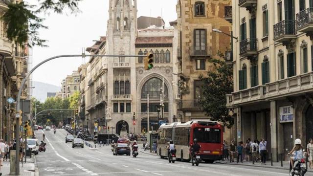 Vehículos privados y públicos, en la Via Laietana de Barcelona / AJ. BCN