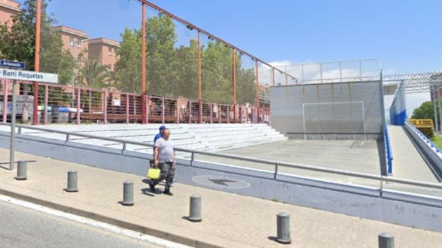 Pista de frontón en Via Favència de Nou Barris / GOOGLE MAPS