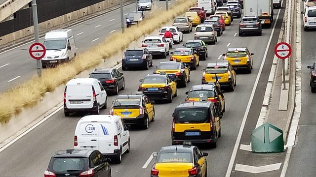 Un grupo de taxistas acompaña la marcha lenta de este jueves / ÉLITE TAXI