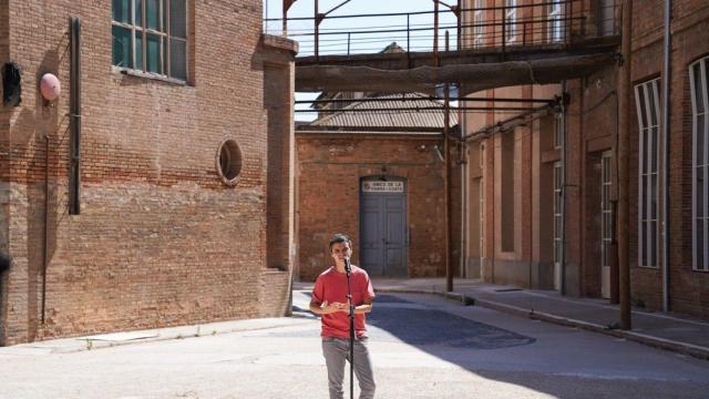 La concejal Lucía Martín, ante las casas compradas en Sant Andreu / AJ. DE BCN
