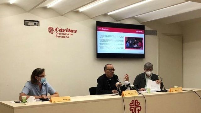 Míriam Feu, el cardenal Juan José Omella y el dtor.Càritas Barcelona Salvador Busquets