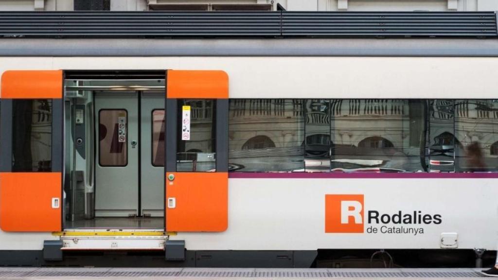 Tren R1 de Rodalies a Barcelona / HUGO FERNÁNDEZ
