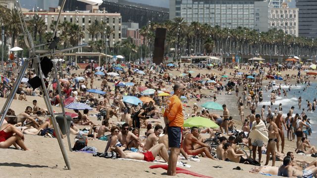 Aspecto de la playa de Sant Sebastià en un domingo de este verano / EFE - ANDREU DALMAU