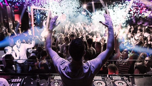 Un DJ pinchando en el interior de una discoteca de Barcelona
