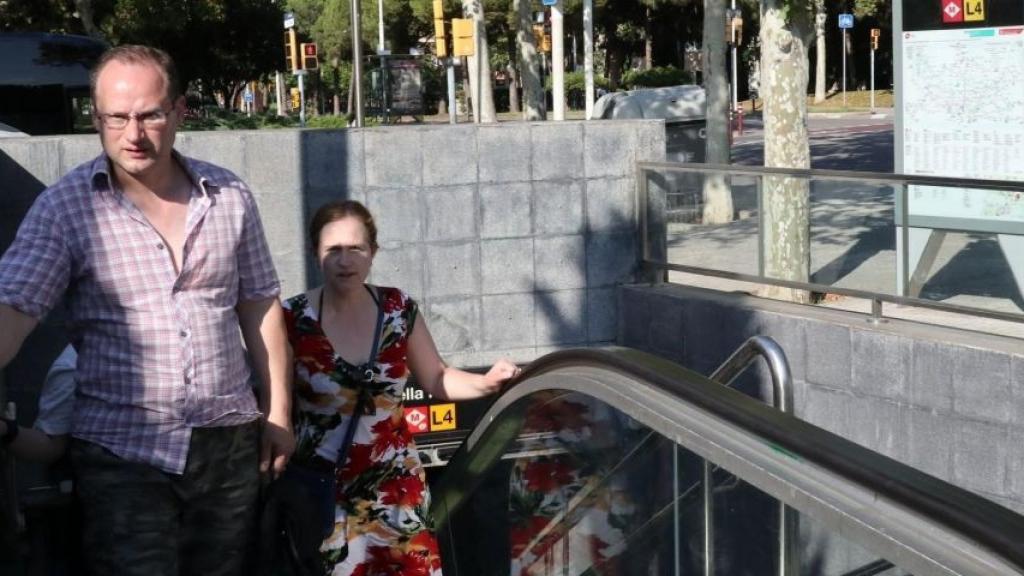 Usuarios salen de la estación de metro de Ciutadella-Vila Olímpica / HUGO FERNÁNDEZ - ARCHIVO