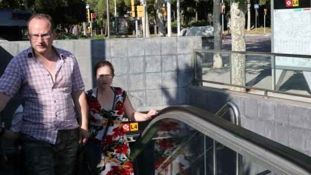 Usuarios salen de la estación de metro de Ciutadella-Vila Olímpica / HUGO FERNÁNDEZ - ARCHIVO