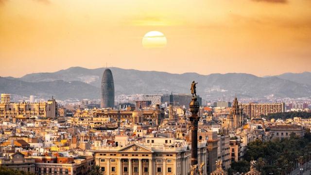 Panorámica de Barcelona con la estatua de Colón y la torre Glòries de fondo