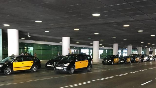 Taxistas en el Aeropuerto de Barcelona-El Prat / PABLO ALEGRE