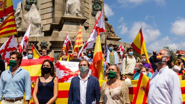 Joan Garriga y Juan Carlos Segura, junto a otros manifestantes de Vox en la protesta de defensa de la estatua de Colón en Barcelona / VOX BARCELONA vía TWITTER