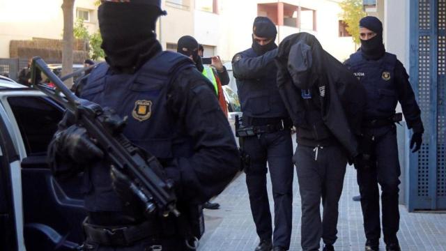 Agentes de los Mossos d'Esquadra con un detenido / EFE