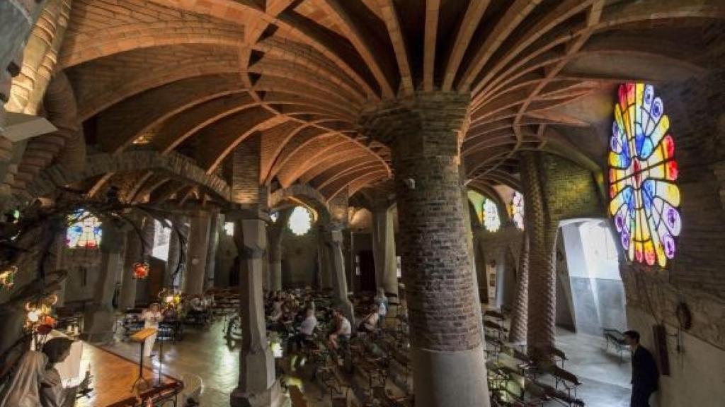 La cripta de la Colònia Güell de Antoni Gaudí a Santa Coloma de Cervelló / DIPUTACIÓ DE BARCELONA