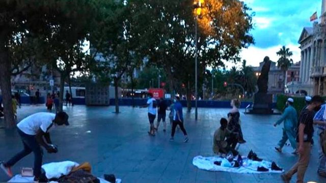 Manteros en Barcelona sin mascarillas / CG