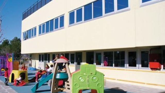 Exterior de un colegio con una sala de juegos