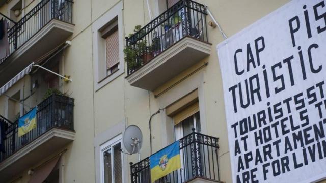 Cartel contra los pisos turísticos en Barcelona / ARCHIVO - TWITTER