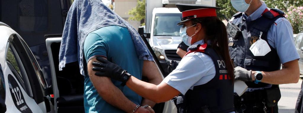 Mossos d'esquadra custodien un dels detinguts en l'operació contra el terrorisme gihadista a Ciutat Vella de Barcelona