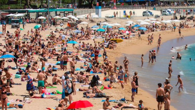 Usuarios en las playas de Barcelona / EFE