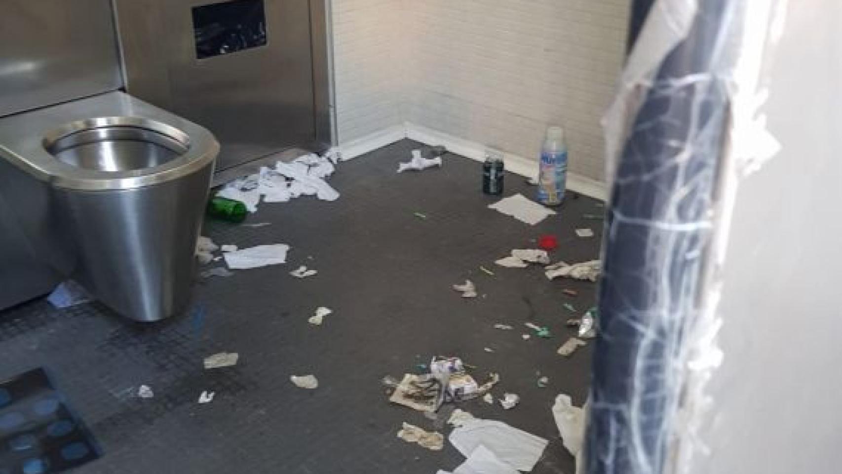 Aspecto del baño público de la plaza Folch i Torres este fin de semana / RAVALNET