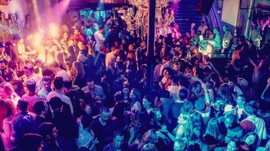 Interior d'un establiment d'oci nocturn