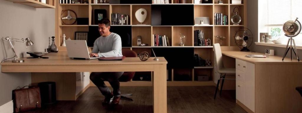 Un home realitzant teletreball des de casa / ARXIU