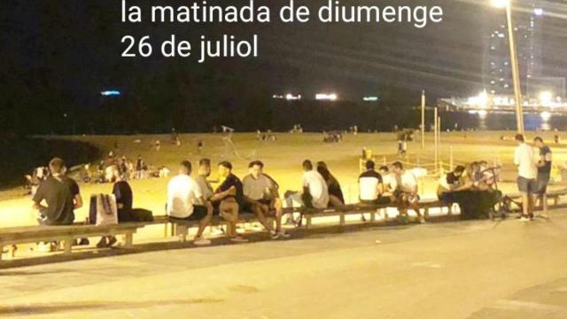 Decenas de jóvenes en el Frente Marítimo de Barcelona / MA