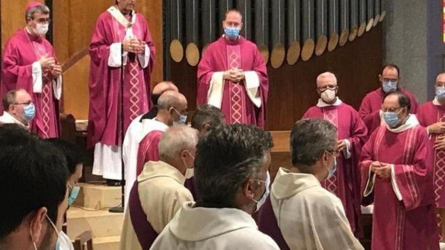 El arzobispo de Barcelona y cardenal, Juan José Omella, en la misa por las víctimas del coronavirus en la Sagrada Familia de Barcelona / IGLESIA DE BARCELONA