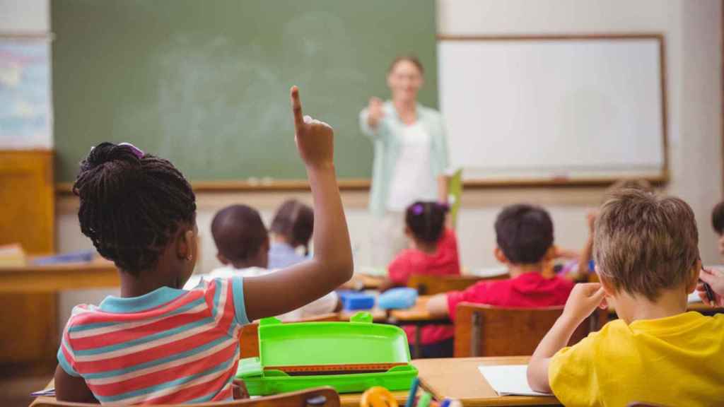 Varios alumnos en una clase