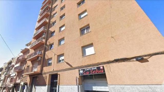 Bajos de un edificio en una calle de Sabadell