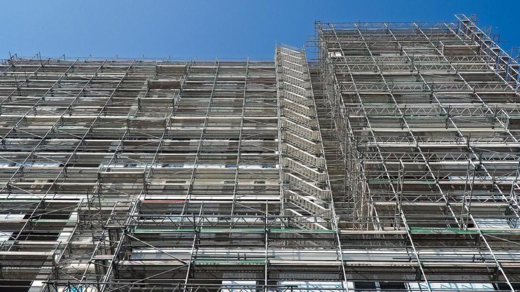 Façanes en rehabilitació / ARXIU