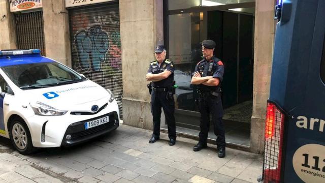 Dos agentes de la policía fuera de un narcopiso de Ciutat Vella / EUROPA PRESS