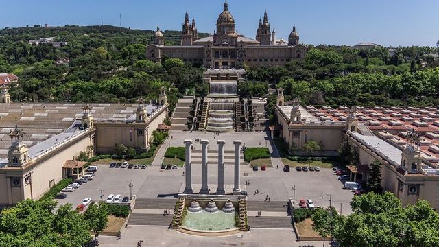 El Museo Nacional de Arte de Cataluña (MNAC) desde Plaza Espanya