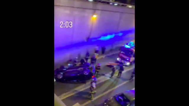 Un coche da una vuelta de campana de madrugada en la Ronda de Dalt