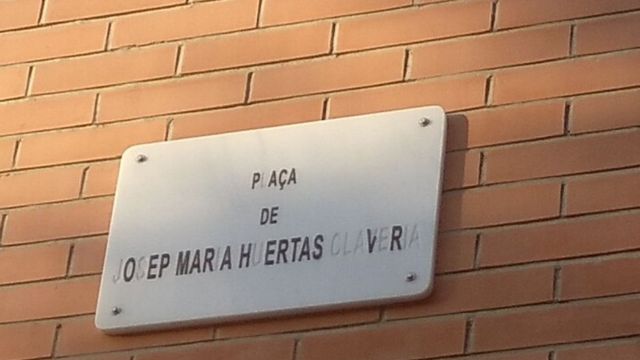 Estado actual de la placa a Josep Maria Huertas Claveria, en el paseo de la memoria social del Poblenou / @cazagra