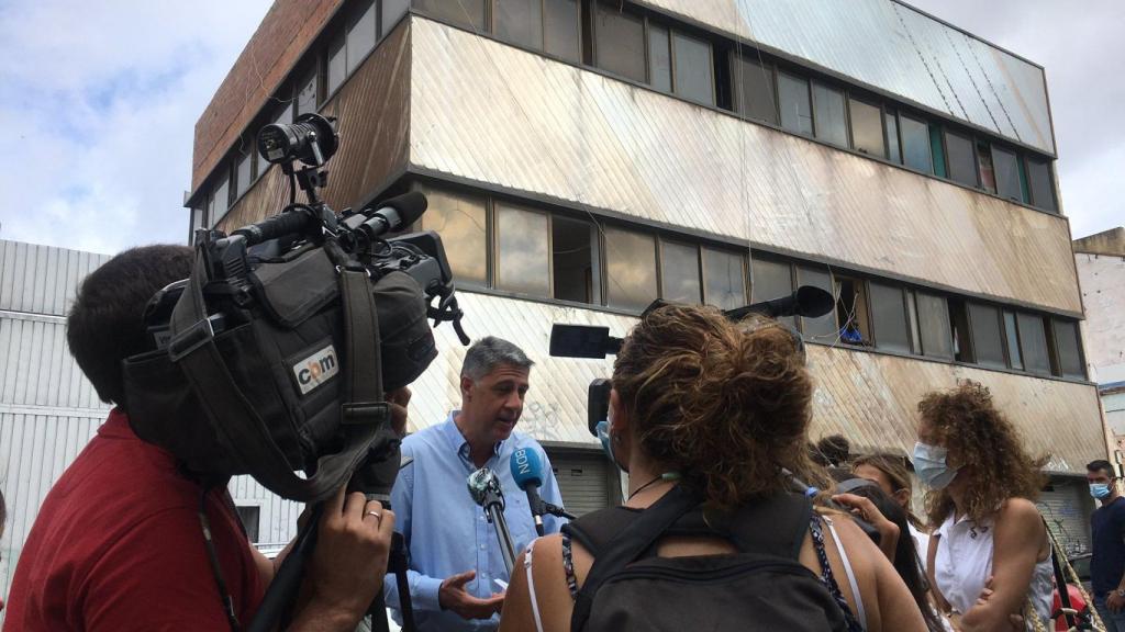 Albiol atendiendo a medios de comunicación en otra convocatoria