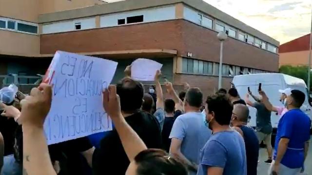 Protesta contra la nave 'okupada' en Sant Joan Despí / E-Notícies