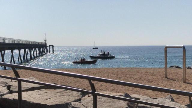 La Guardia Civil investiga un posible artefacto explosivo hallado en la playa de Badalona que ha resultado ser fragmentos de hormigón / Emergències Badalona