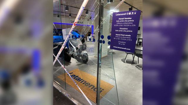Fachada del concesionario Letamendi de Barcelona, completamente destrozada por uno de los robos / TWITTER vía @LetamendiES