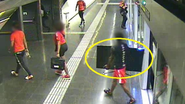 El autor del asalto y la menor en el andén del metro, escapando tras cometer el asalto / MOSSOS D'ESQUADRA