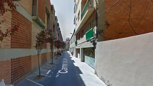 Calle en la que se encontraba el local que el ayuntamiento ha decidido no volver a alquilar a dos 'esplais' de Gràcia / GOOGLE MAPS