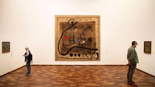 Dos visitantes en la Fundació Joan Miró, uno de los museos de Barcelona que ha cifrado un 90% menos de visitantes / EFE