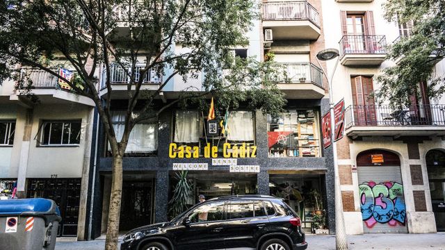 Fachada de la Casa de Cádiz, cuyos nuevos y antiguos residentes tienen varias denuncias / Sílvia Bosch