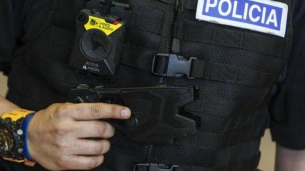 Un mosso amb una pistola elèctrica de tipus Taser / EFE