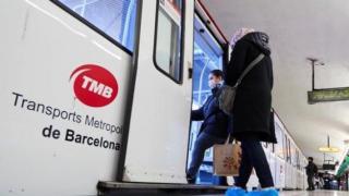 Usuarios entran a un convoy del metro / EFE